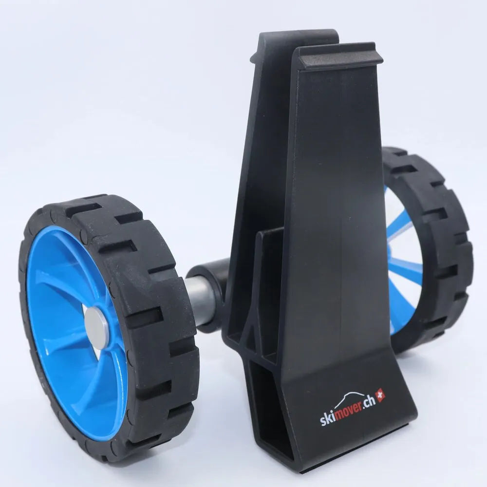 Skimover Traveller Pro: Black ski carrying aid with blue wheels, for easy transportation of skis.