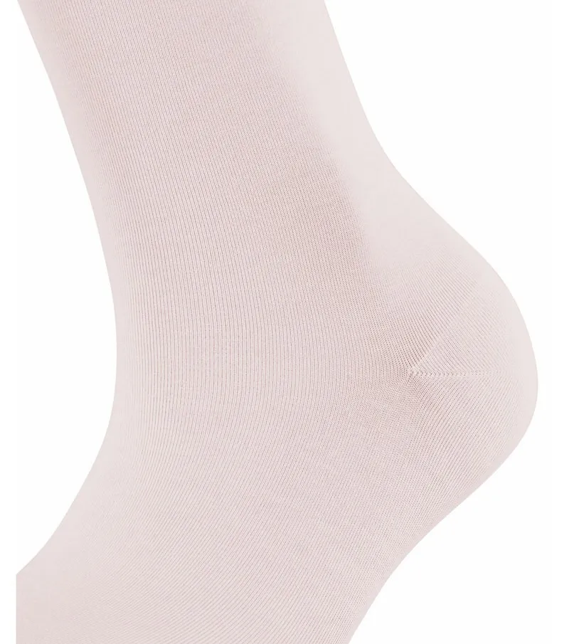 Primo piano di un calzino da donna rosa chiaro, di cui si riconoscono la struttura e la vestibilità.