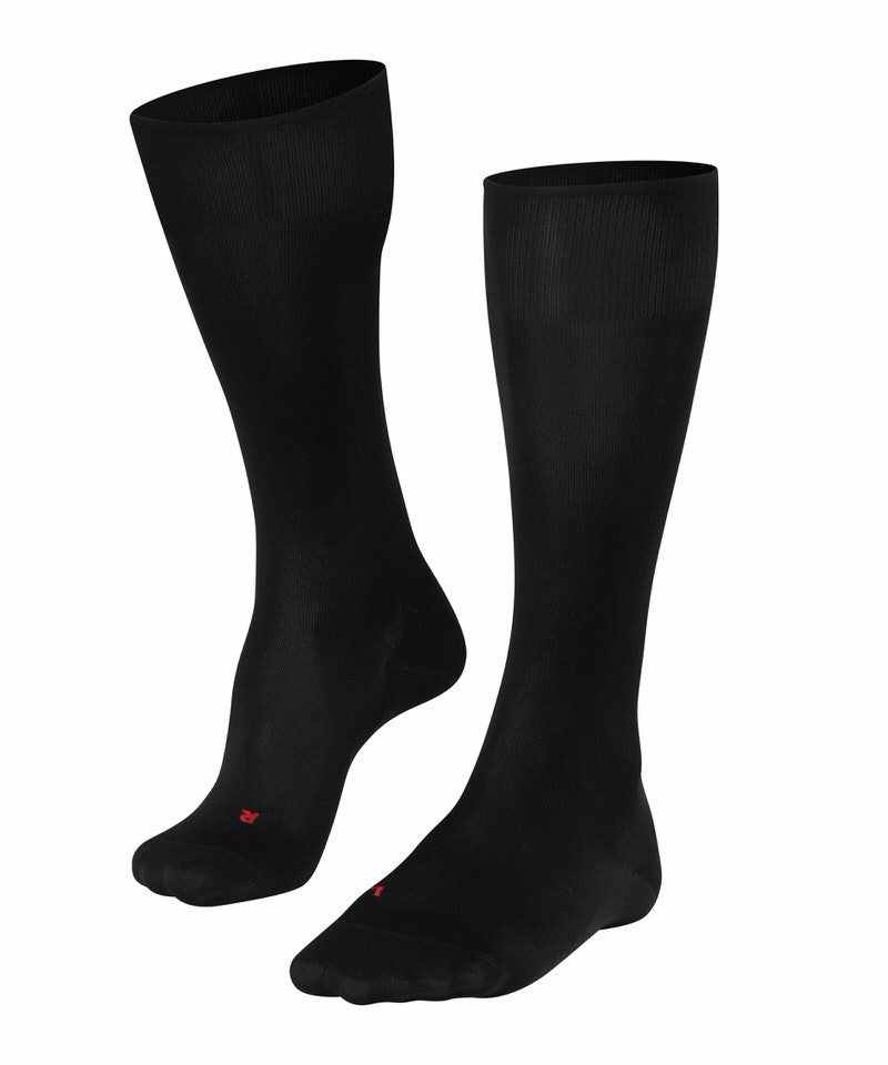 Zwei schwarze Falke SK7 Herren Skiing Kniestrümpfe auf weißem Hintergrund.