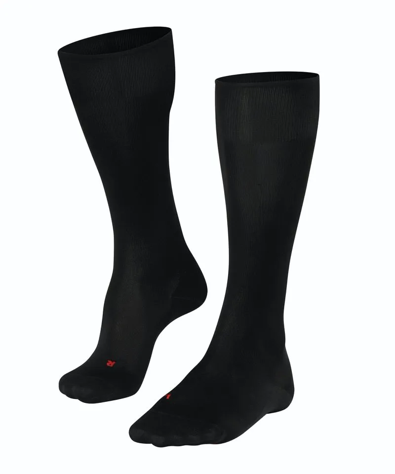 Zwei schwarze Falke SK7 Herren Skiing Kniestrümpfe auf weißem Hintergrund.