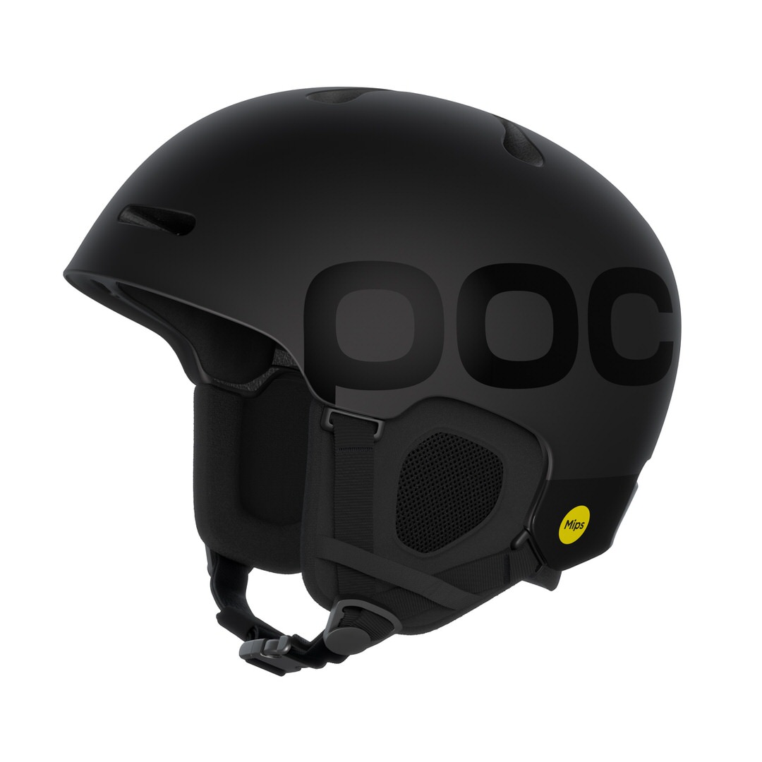 Schwarzer POC Fornix BC MIPS Skihelm, Seitenansicht. "POC"-Logo und "MIPS"-Aufkleber sichtbar.