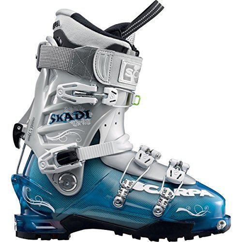 Blau-grauer Scarpa Skadi Damen Tourenskischuh, seitliche Ansicht, mit vier Schnallen und Schriftzug.