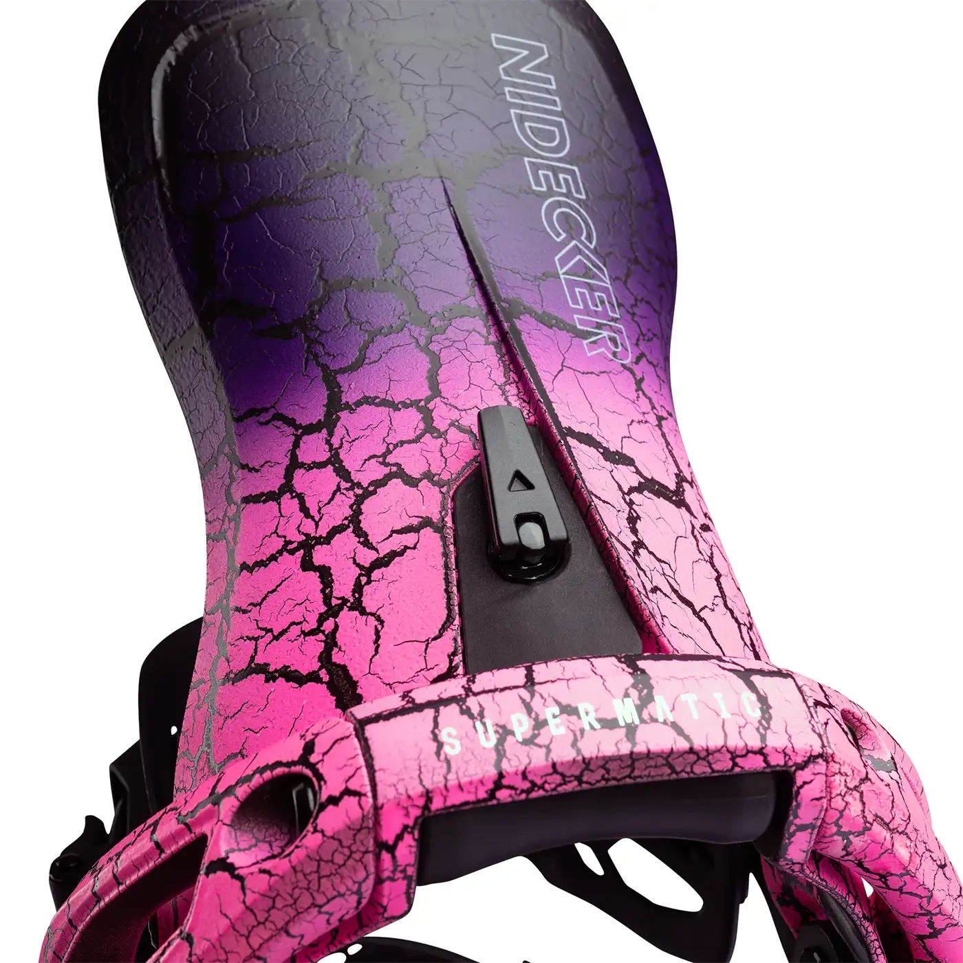Pink-lila Snowboardbindung Nahaufnahme einer Snowboardbindung in Pink, Lila und Schwarz mit Rissmuster.