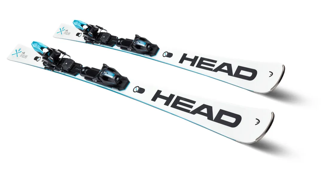 Les Head Worldcup Rebels e-SL Skis blancs avec fixations sont parallèles sur un fond blanc.