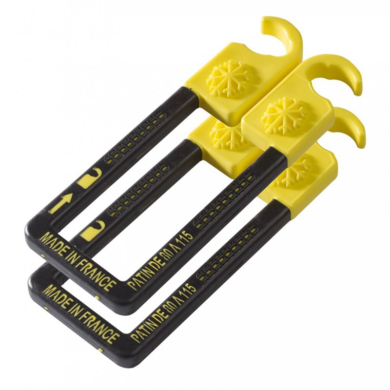 Zwei Skibat Pro Ski Tragehilfen, gelb/schwarz, mit Haken und Skistock-Clips. Schnee-Flocken sind auf dem gelben Teil abgebildet.