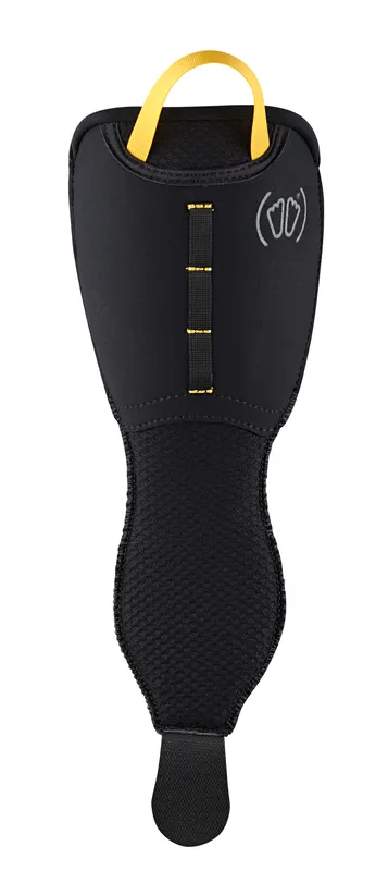 Languette Comfort Fit Evo noire de Sidas avec une boucle jaune en haut et une sangle au milieu. La languette est adaptée aux chaussures de ski.