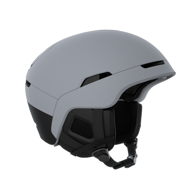 Ein grauer Skihelm mit schwarzen Akzenten, Seitenpolsterung und Kinnriemen auf einem weißen Hintergrund.