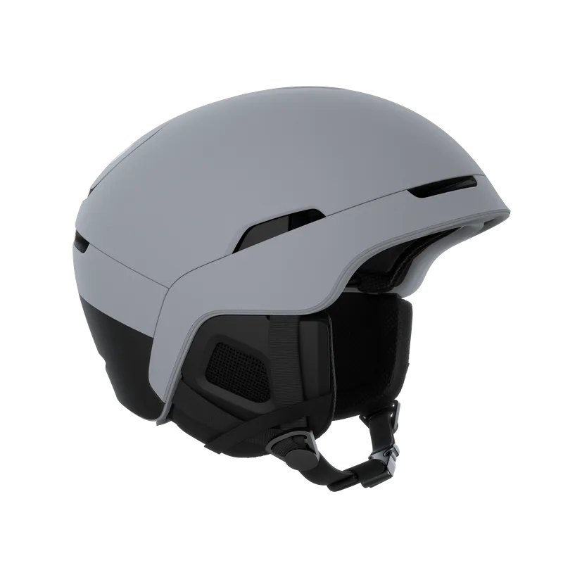 Ein grauer Skihelm mit schwarzen Akzenten, Seitenpolsterung und Kinnriemen auf einem weißen Hintergrund.