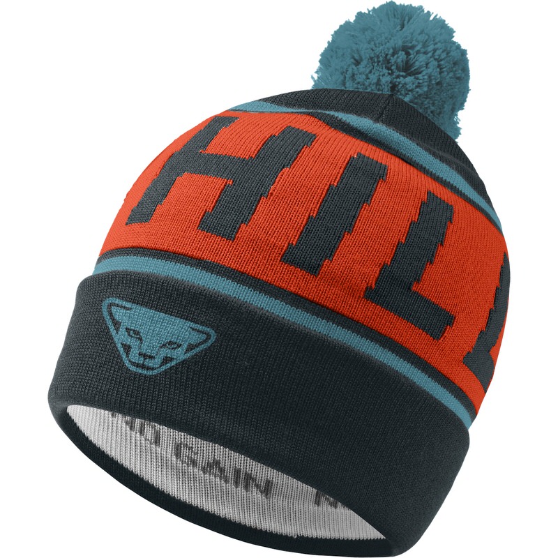 Dynafit Skiuphill Beanie in Blau mit orangefarbenem Streifen und blauem Bommel, Logo-Aufnäher vorne.