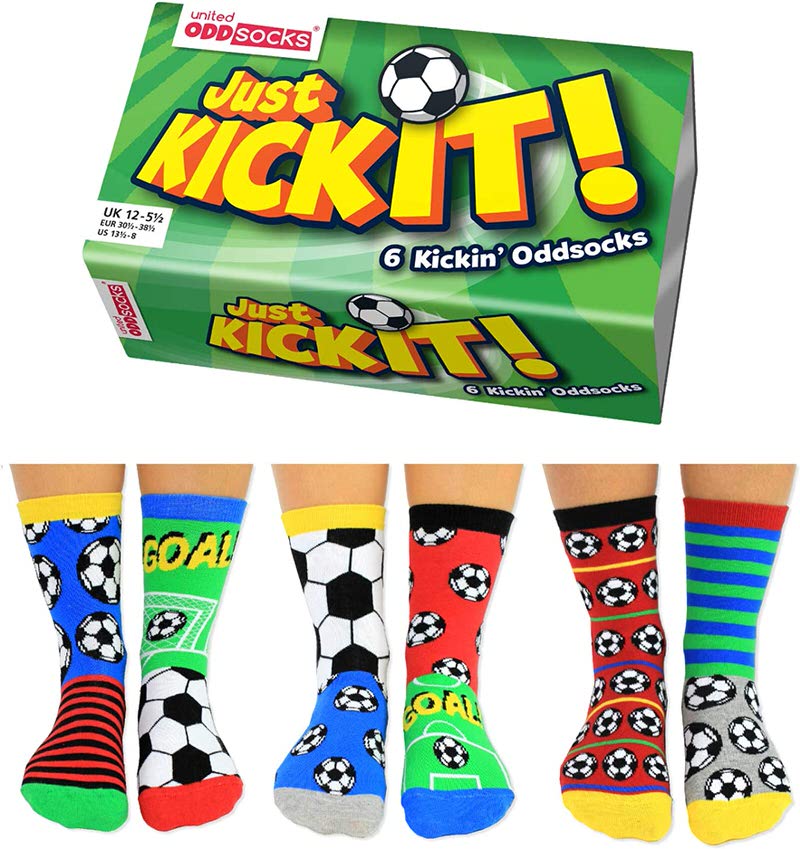 Eine Box mit sechs United Oddsocks "Just Kick It", darunter Socken mit Fussbällen, Streifen und dem Wort "Goal".