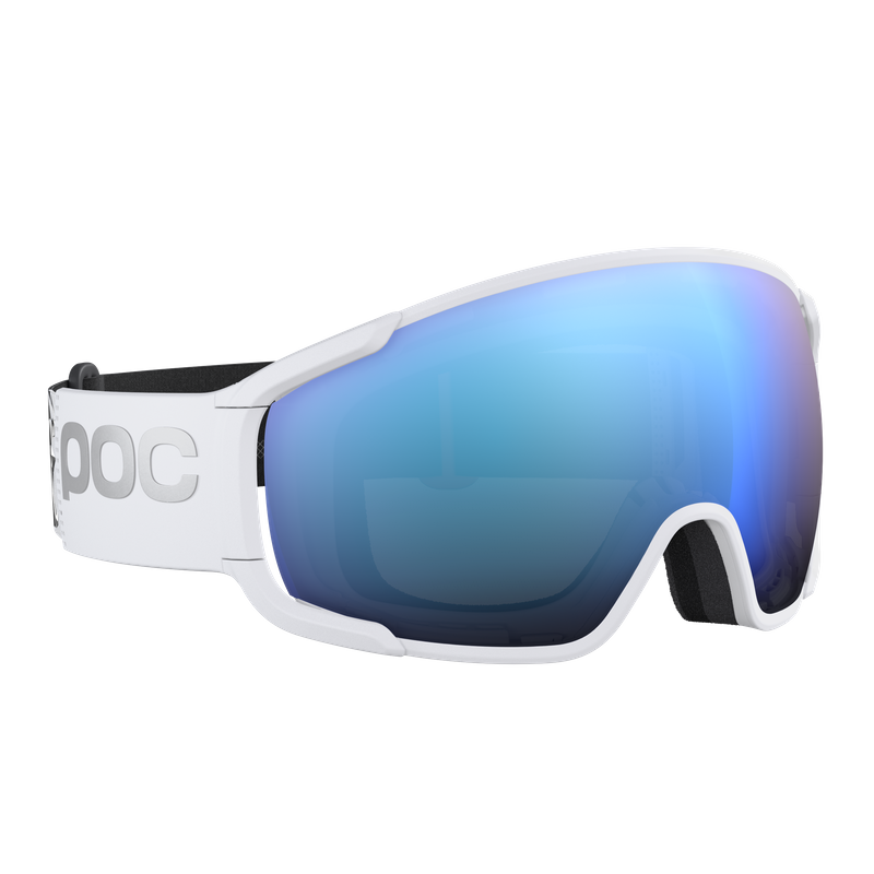 Weiße Skibrille mit bläulich reflektierendem Glas und schwarzem Halteband mit "POC"-Logo.