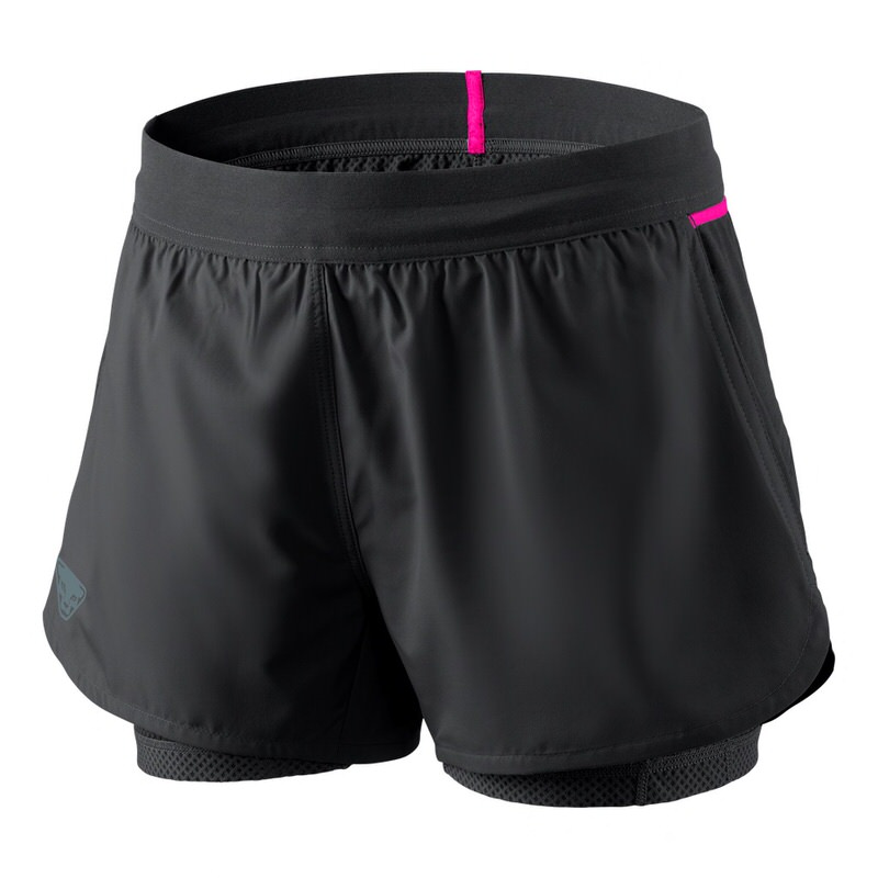 Schwarze Dynafit Alpine Pro 2in1 Laufshorts für Damen mit integrierter Mesh-Innenhose und pinken Details.