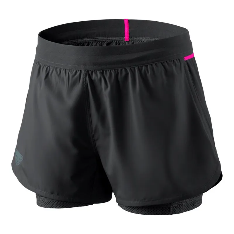 Short de course noir Dynafit Alpine Pro 2in1 pour femmes avec pantalon intérieur en mesh intégré et détails roses.