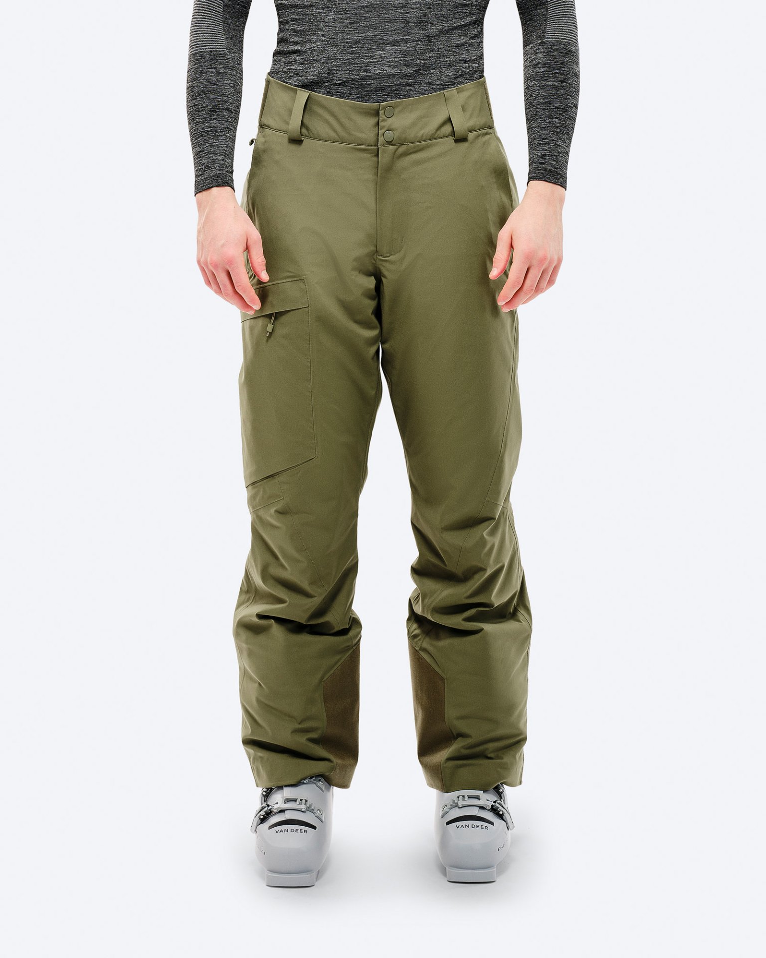 Winter Skihose Tragebild Eine Person trägt eine Winter Moss Skihose mit Skischuhen vor einem weißen Hintergrund.