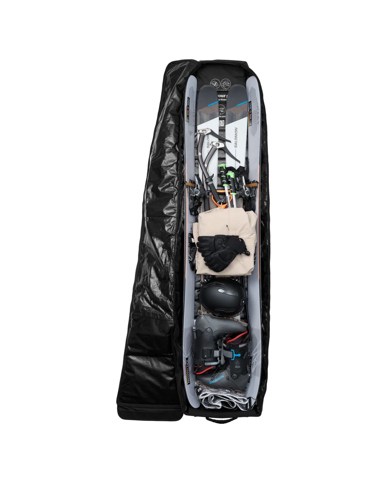 Offene, schwarze Snowroller-Skitasche mit Skiern, Stöcken, Bekleidung, Helm und Skischuhen gefüllt.