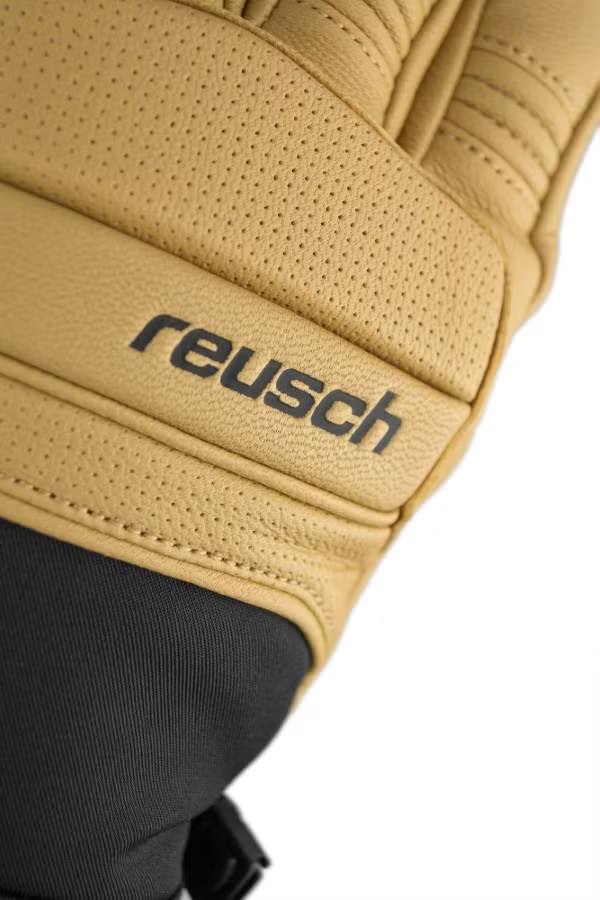 Detailansicht des Reusch Henrik Kristoffersen Handschuhs aus Leder mit Logo und Perforationen.