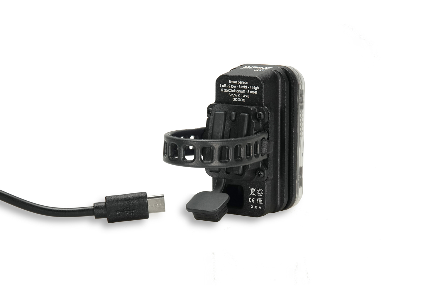 Schwarzes Rotlicht Max Rücklicht mit Halterung und Micro-USB Kabel. Steckerschutz ist angebracht.