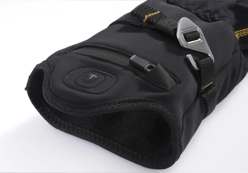 Vista dettagliata di un guanto interno Therm-ic Ultra Heat Liner nero, polsino con bottone.