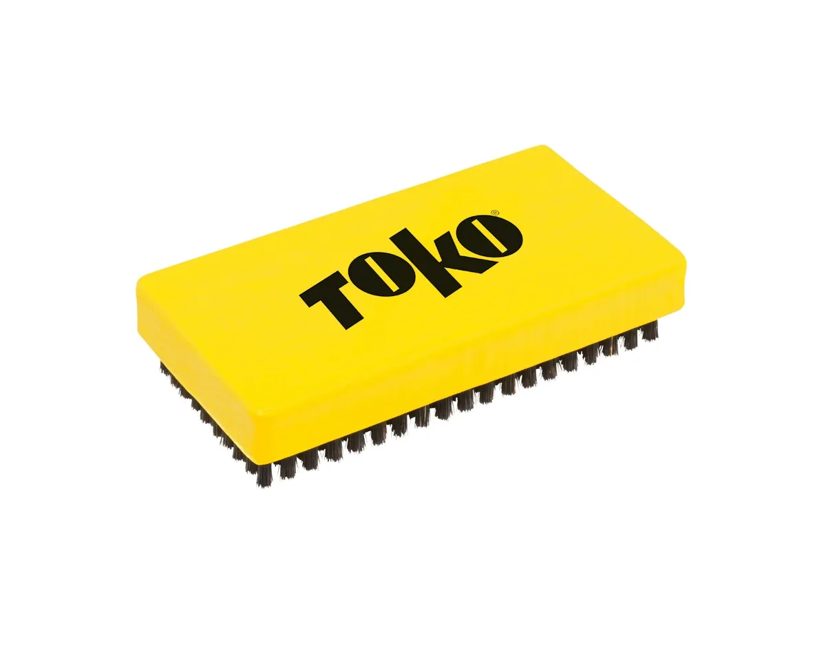 Brosse de base jaune Toko avec poils en crin de cheval et logo noir sur fond blanc.