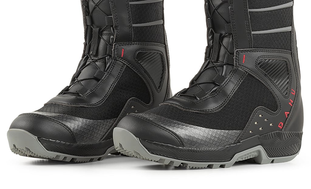 Dahu Chaussures de ski Ecorce 01X Deux Dahu Chaussures de ski Ecorce 01X en noir et rouge, de face, détails visibles comme le laçage et la semelle.