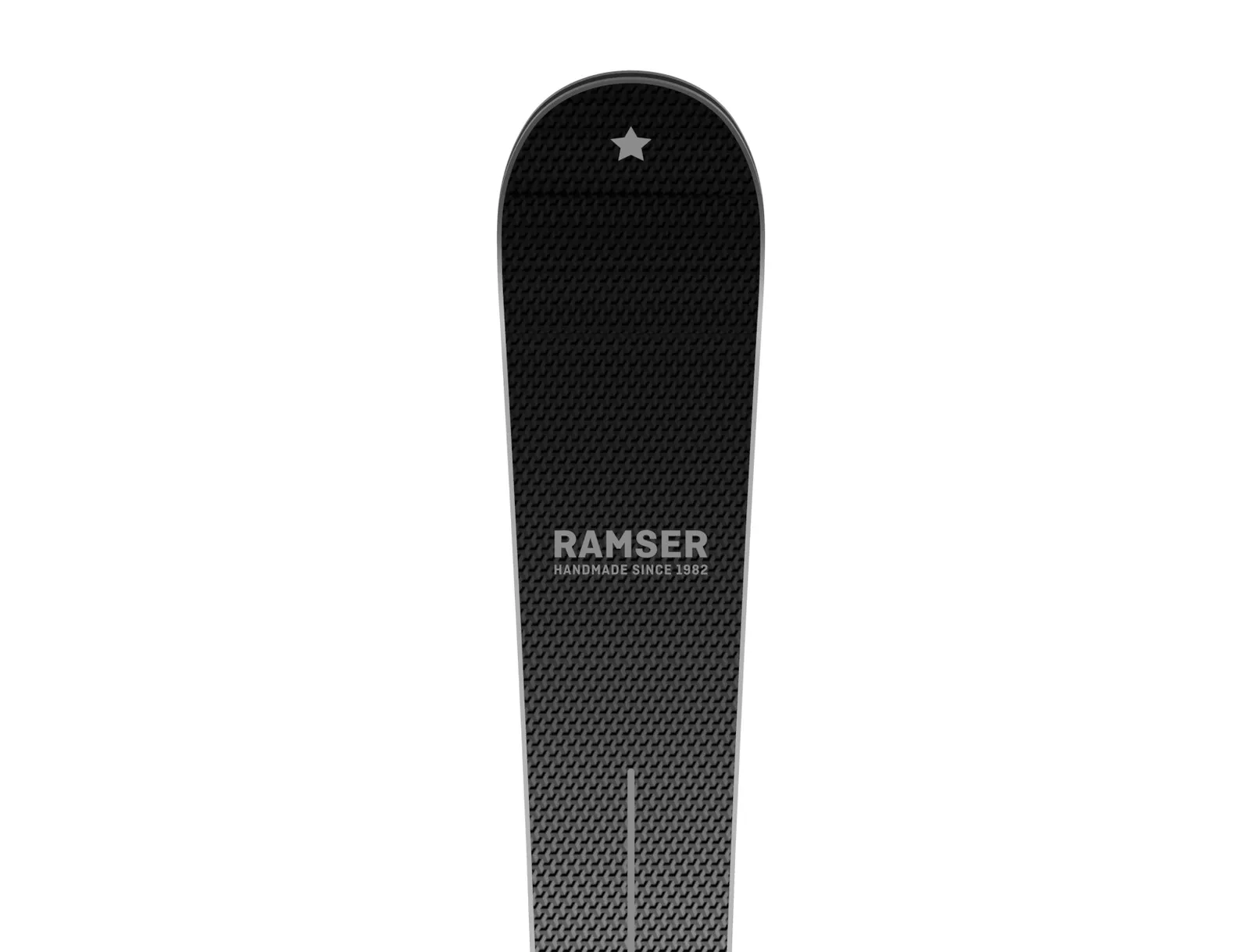Primo piano di uno sci Ramser Black LTD con base nera testurizzata e logo argentato.