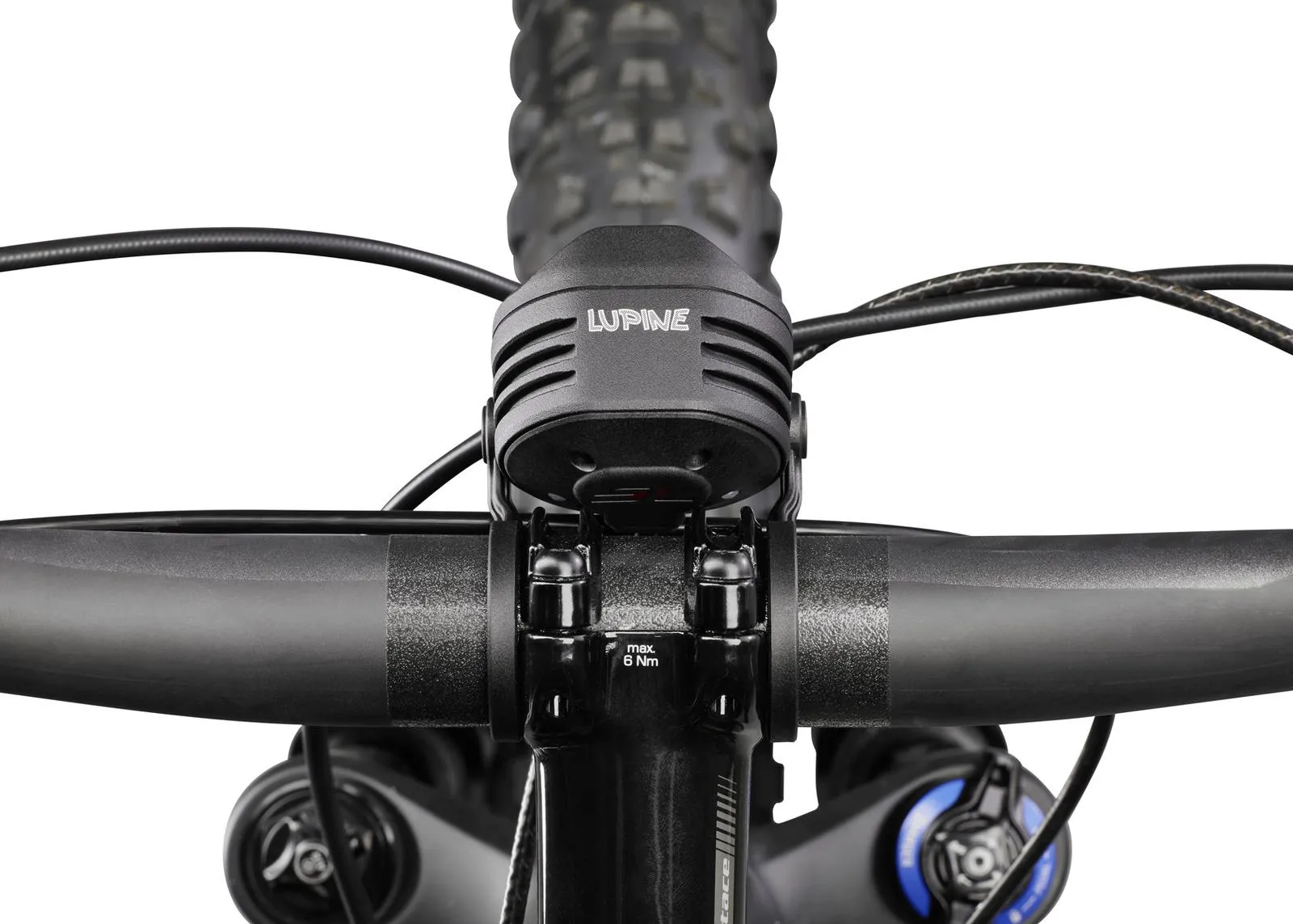 Nahaufnahme einer schwarzen Lupine E-Bike Beleuchtung am Lenker eines Fahrrads. Kabel sind sichtbar.