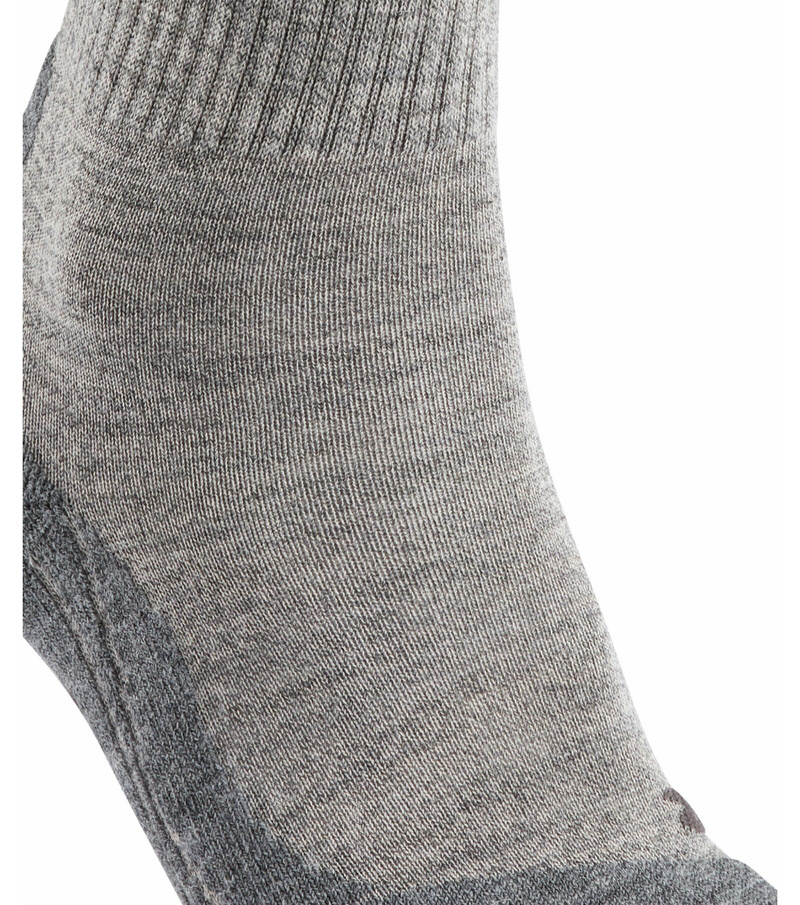 Detailaufnahme einer grauen Trekking-Socke aus Wolle mit geripptem Bund.