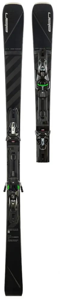 Ein Paar Elan Voyager Black Ski mit montierter Bindung, stehend aufrecht vor einem weißen Hintergrund.