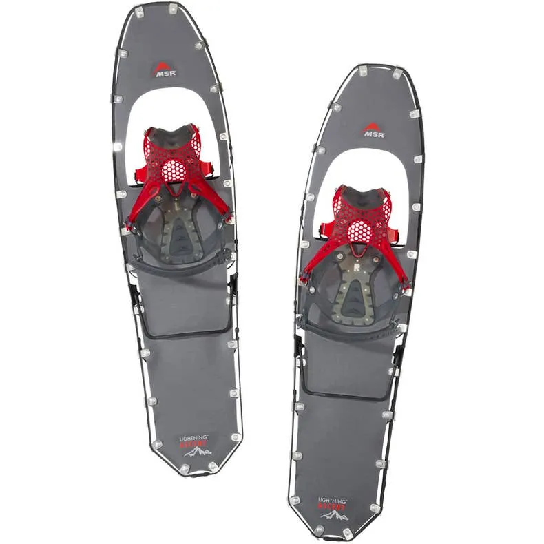 Zwei graue MSR Lightning Ascent Schneeschuhe mit roten Bindungen auf weißem Grund.