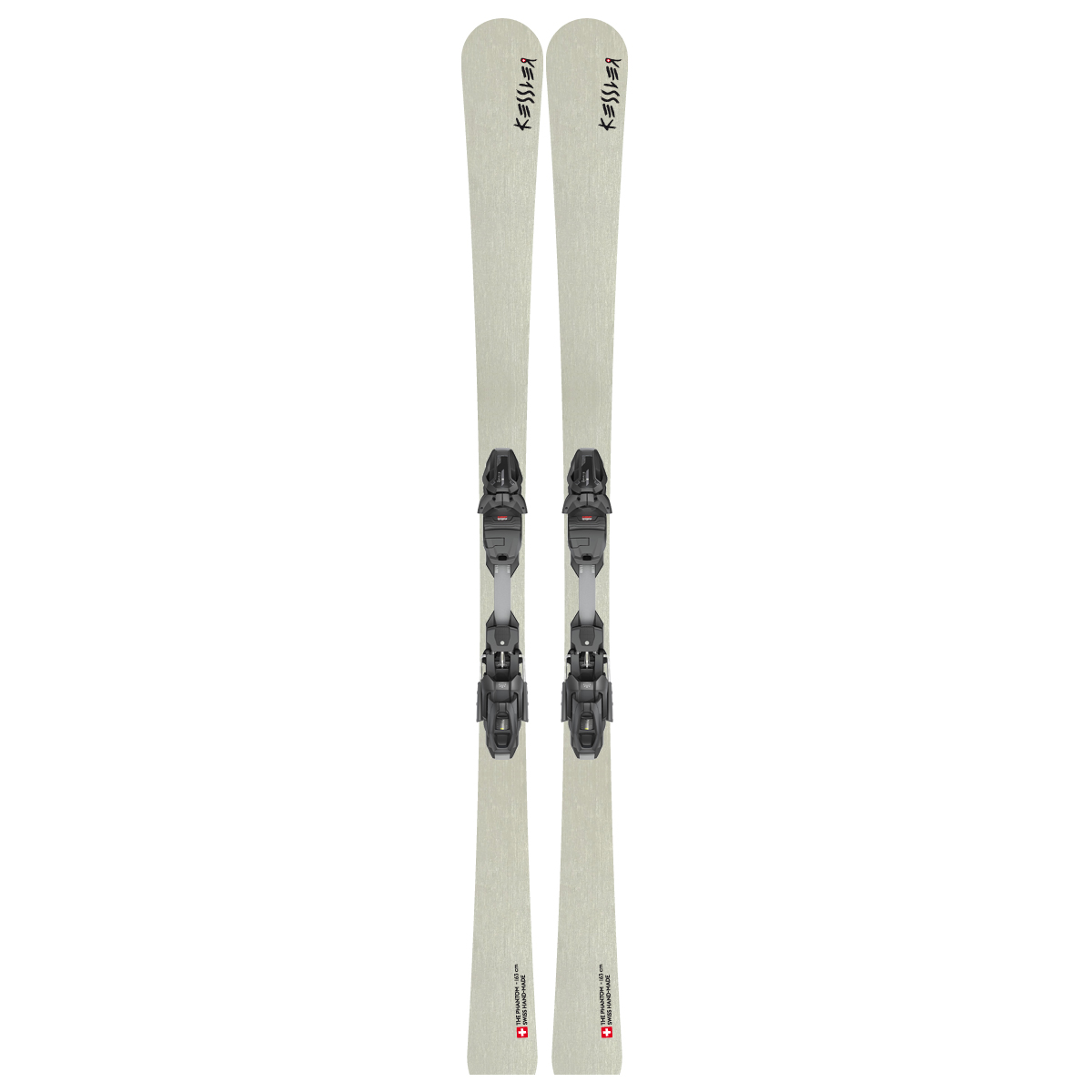Deux skis gris clair Deux skis, gris clair avec une fixation noire montée, sont placés verticalement l'un à côté de l'autre.