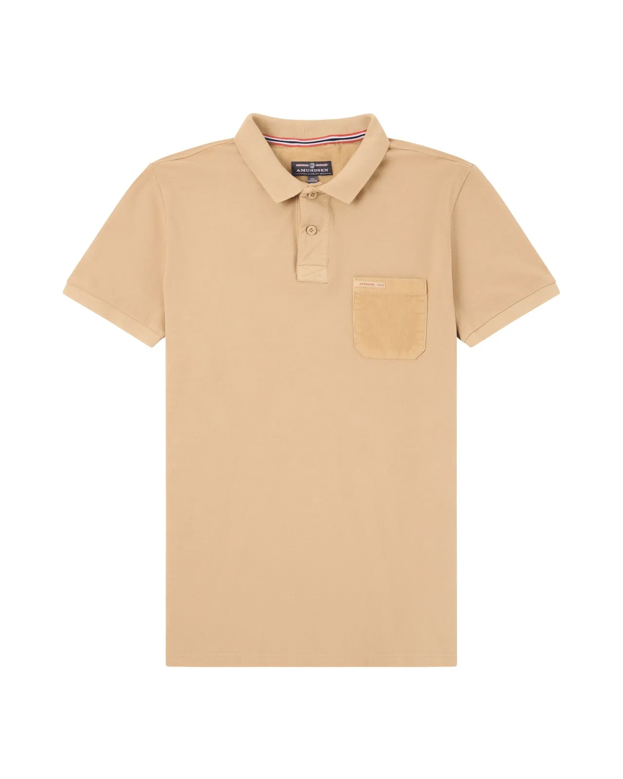 Beige Polohemd mit Knopfleiste und einer aufgesetzten, hellbraunen Tasche links auf der Brust. Kragen mit rot-weiß-blauen Streifen innen.