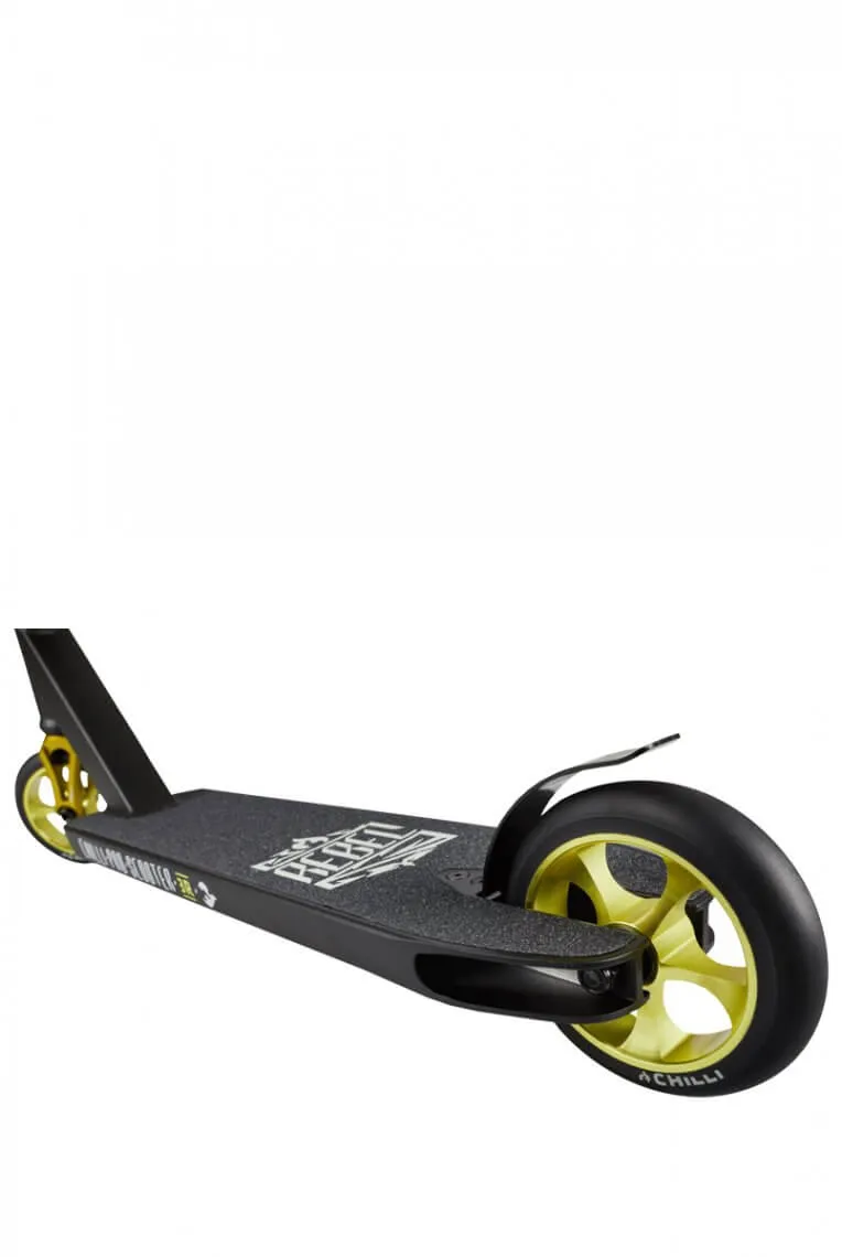 Schwarzer Chilli Pro Reaper Reloaded Rebel Stunt Scooter mit gelben Rädern, seitliche Ansicht von Deck und Hinterrad.