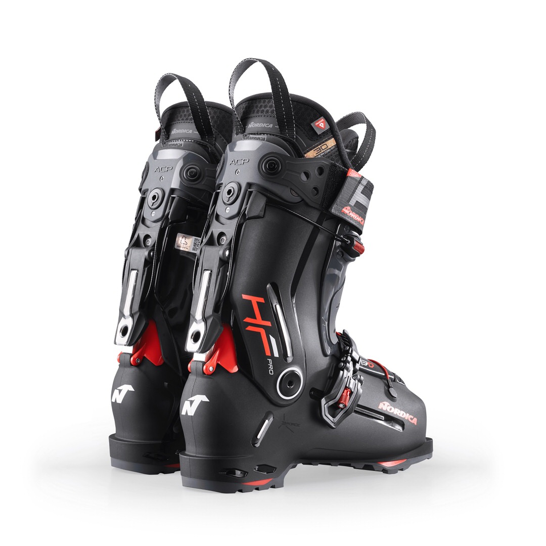 Schwarz-anthrazitfarbige Nordica HF Pro 130 GW Skischuhe von hinten, mit roten Akzenten.