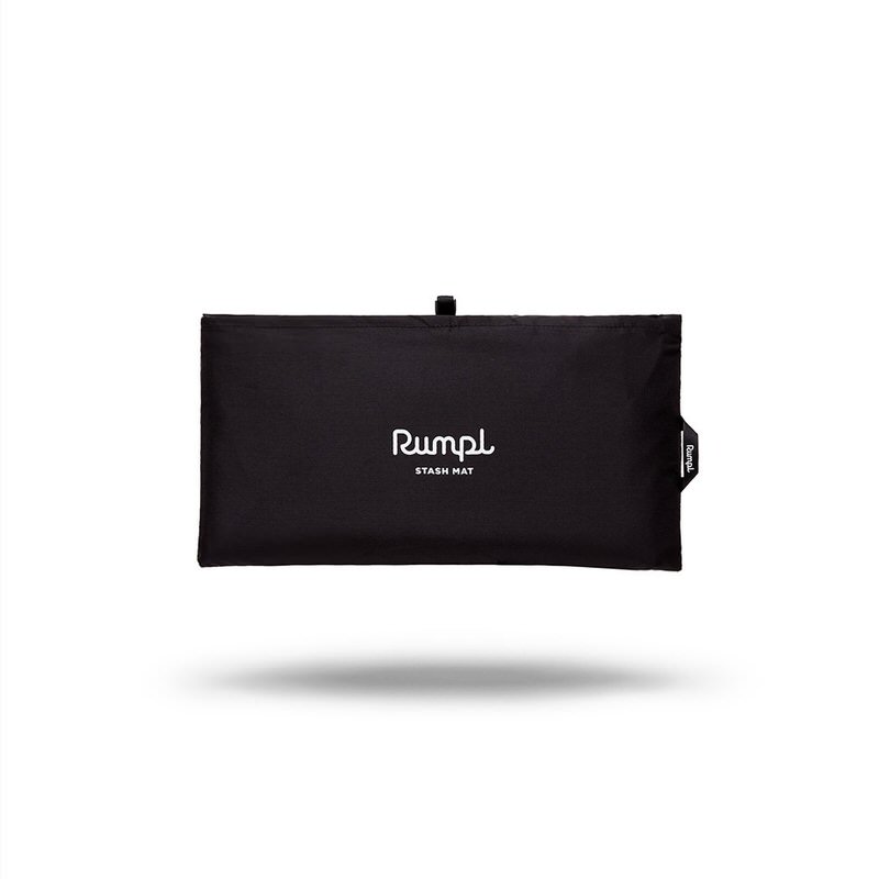 Schwarze, rechteckige Rumpl Stash Mat mit weißem Logo, kompakt zusammengefaltet.