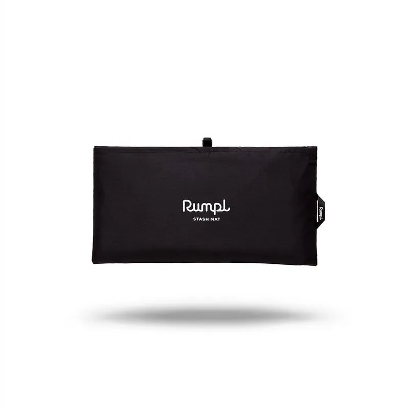 Schwarze, rechteckige Rumpl Stash Mat mit weißem Logo, kompakt zusammengefaltet.