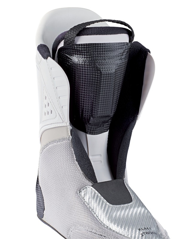 Sidas Skischuh Detail Detailaufnahme eines Sidas Skischuhs, mit Fokus auf das IPS Spoiler Cover mit Karbonmuster.