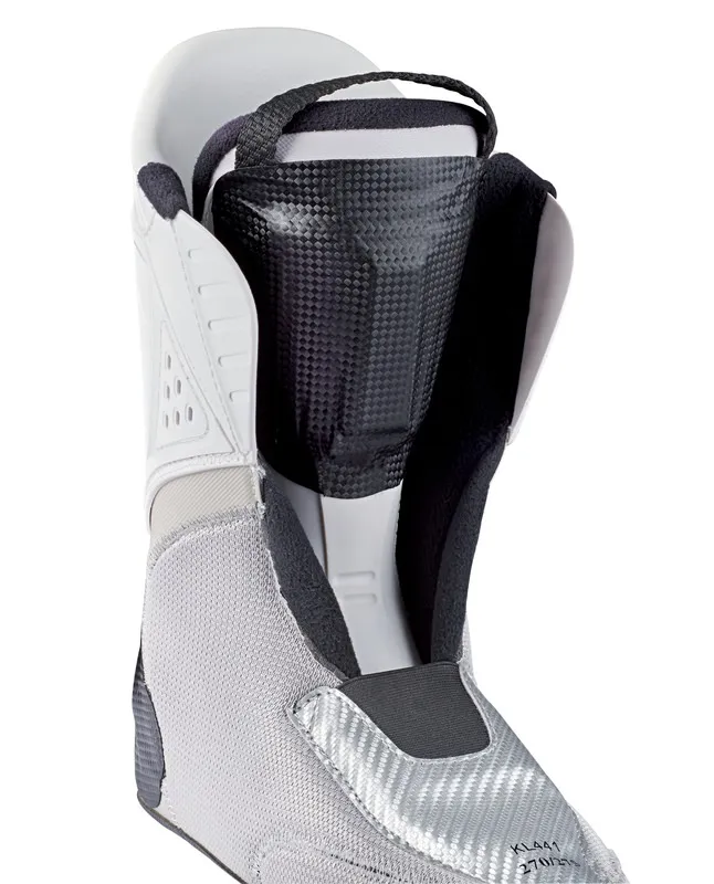 Détail d'une chaussure de ski Sidas, avec un focus sur le spoiler IPS Cover avec motif en carbone.