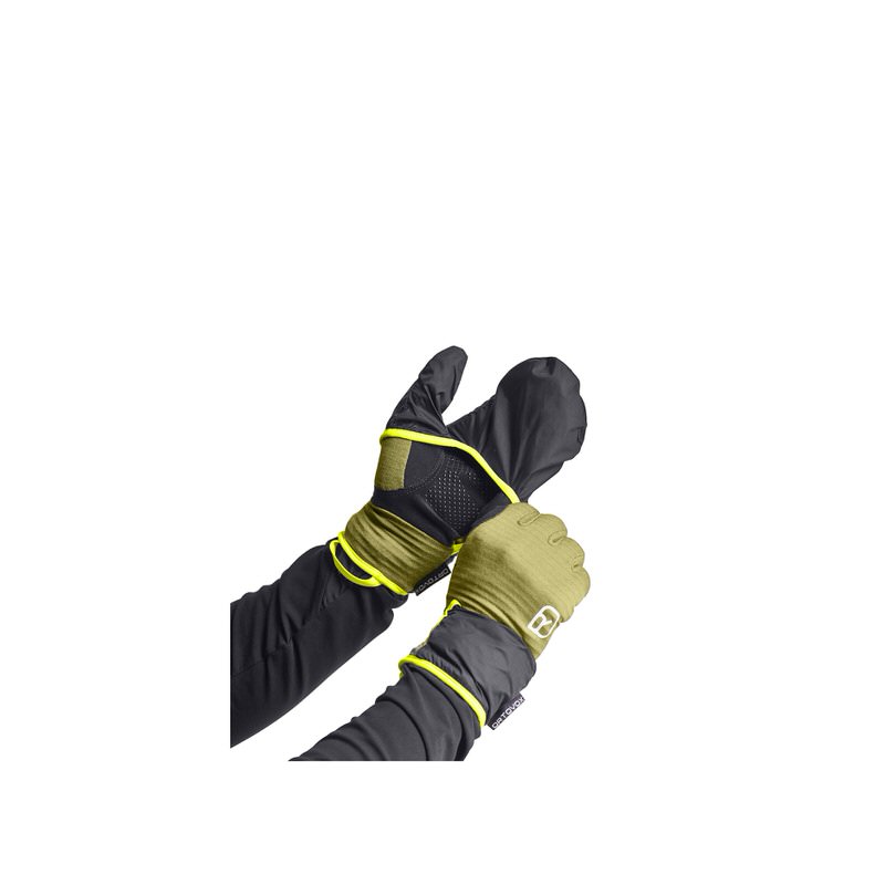Zwei Hände, eine mit Fleece Grid Cover Glove und darüber Windschutz, die andere mit olivfarbenem Fleece Grid Glove.