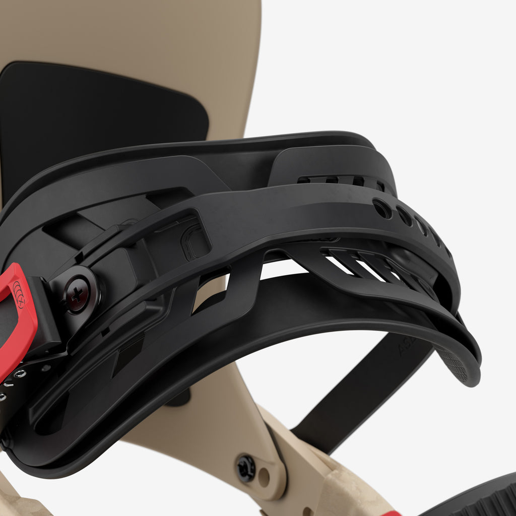 Union Fixation Atlas Pro Gros plan sur la fixation de snowboard Union Atlas Pro de Kazu Kokubo. Les détails des straps noirs et de la construction de base beige sont visibles.