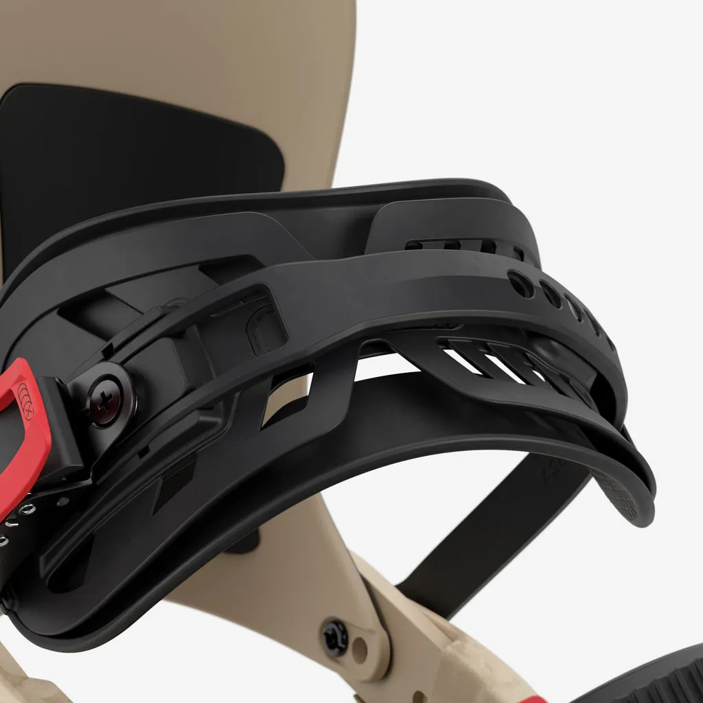 Nahaufnahme der Union Atlas Pro Snowboard-Bindung von Kazu Kokubo. Details der schwarzen Straps und beigen Basiskonstruktion sind sichtbar.