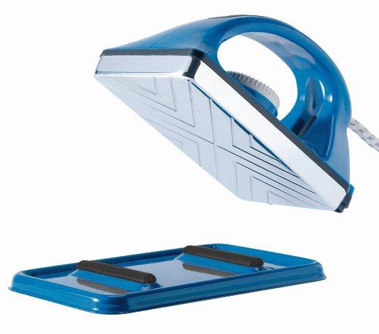 Blauer Smart Waxer mit Bügeleisenform und strukturierter Bodenplatte über blauer hitzeresistenter Abstellplatte.