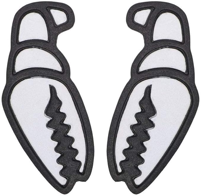 Zwei schwarze Snowboard Stomp Pads in Krebsklauen-Form auf weißem Hintergrund. Breiter schwarzer Rahmen mit weißer, gezackter Innenfläche wie Krabbenzähne. Leicht strukturierte Oberfläche für mehr Halt. 2er Set Mega Claw.