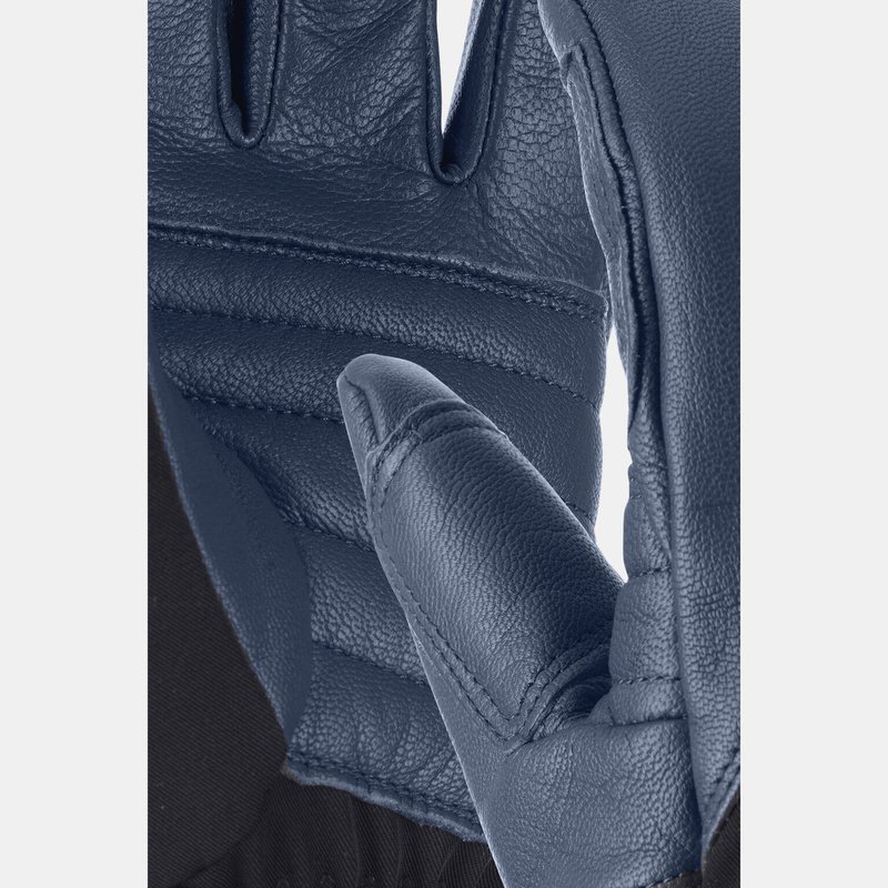 Primo piano di un guanto in pelle blu High Alpine, con un'immagine ravvicinata della struttura e delle cuciture.