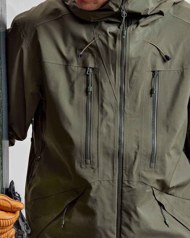 Z-2 HD GORE-TEX Jacke Nahaufnahme einer Z-2 HD GORE-TEX Pro 3L Shell Jacket in Waldgrün, mit Reißverschlüssen und Kapuze.