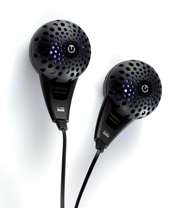 Therm-ic Dryflow Mini Trockner Zwei Therm-ic Dryflow Mini Trockner in Schwarz mit Löchern, Kabeln und bläulichem Licht.