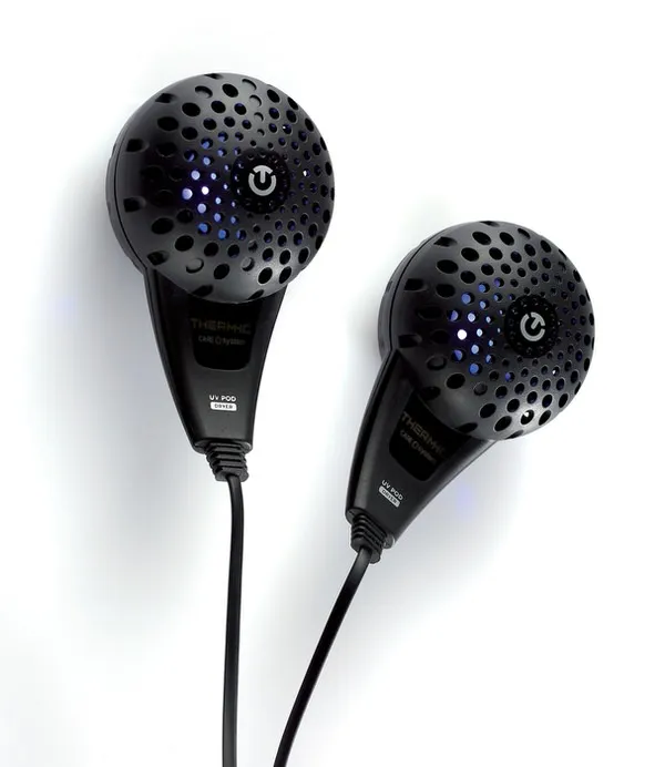 Zwei Therm-ic Dryflow Mini Trockner in Schwarz mit Löchern, Kabeln und bläulichem Licht.