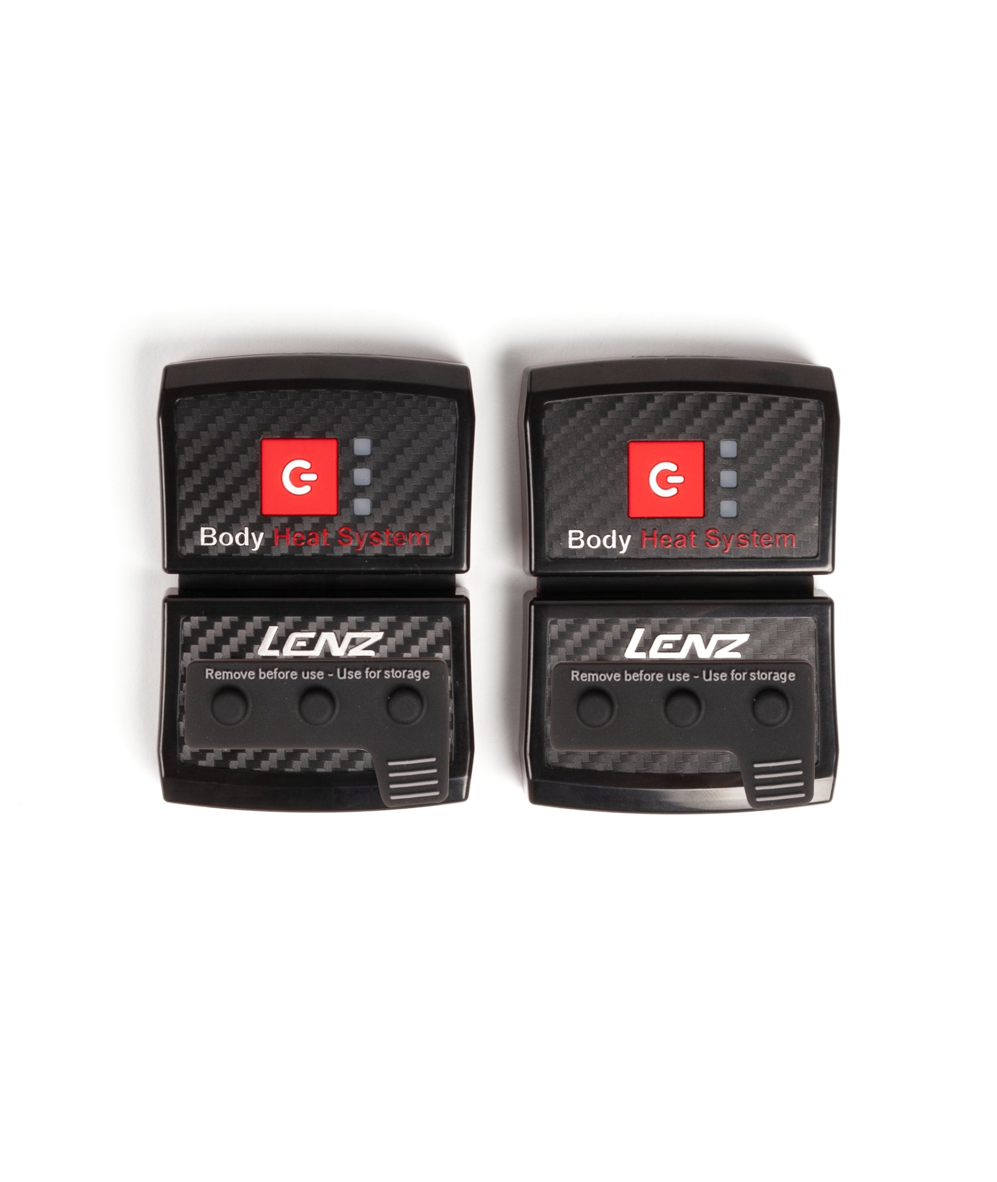 Lenz Body Heat System Zwei schwarze, rechteckige Lenz Body Heat System Bedienelemente mit Karbonmuster liegen nebeneinander auf weißem Grund. Rotes "G" im Quadrat.