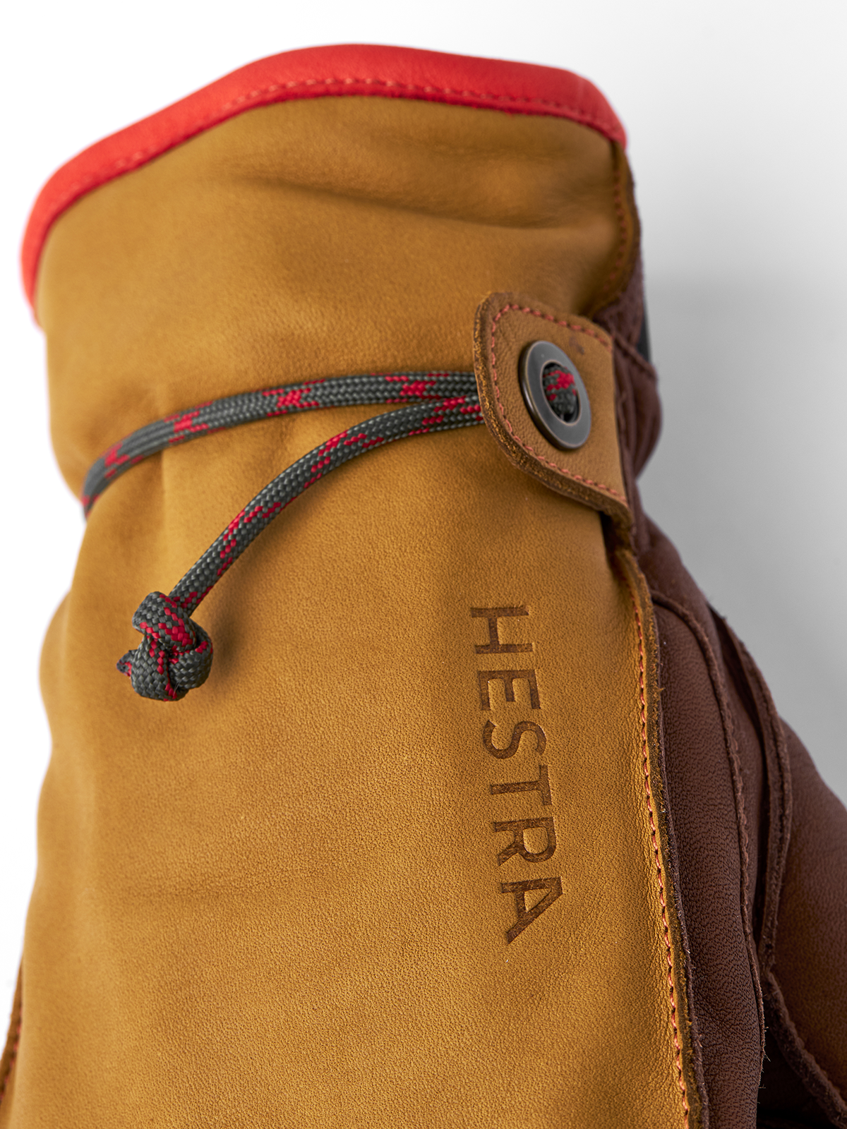 Hestra Wakayama Handschuh Detailansicht des Hestra Wakayama Handschuhs mit Schnürzug und sichtbarem Markenlogo in braun- und Beigetönen.