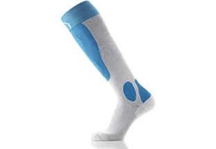 Grau-blaue Ski-Socke mit Gel-Schutz seitlich am Schienbein und Knöchel, schräg liegend, Profilansicht.