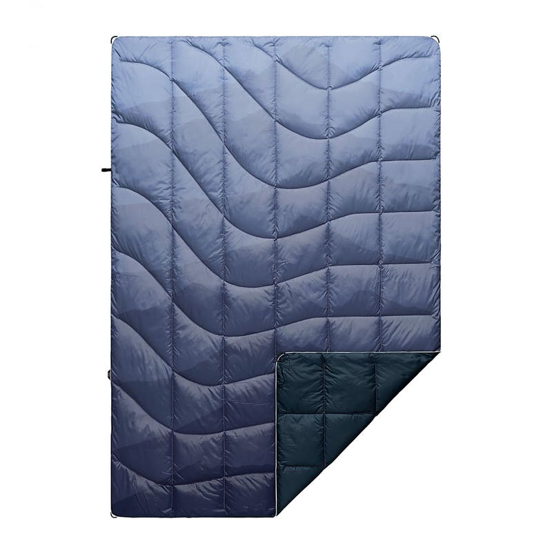 Blau-graue Daunendecke mit gewelltem Steppmuster, Ecke umgeschlagen, Innenseite dunkelblau.